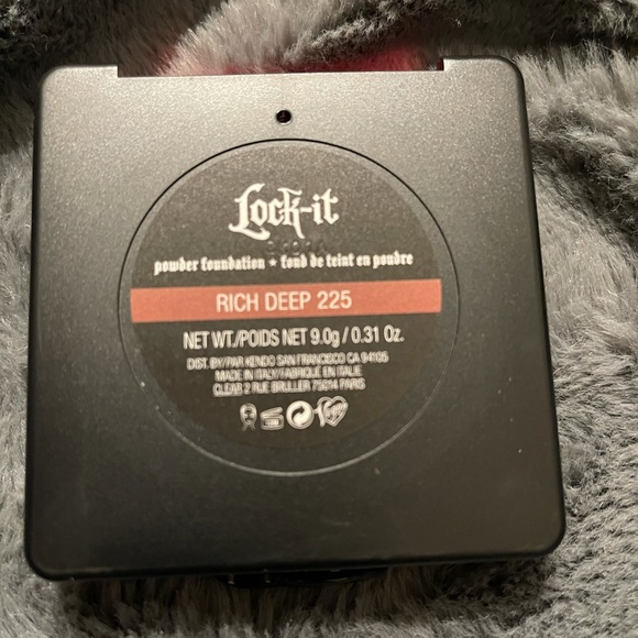 KVD 225 Rich Deep Lock-It Powder Foundation - Picture 5 of 6